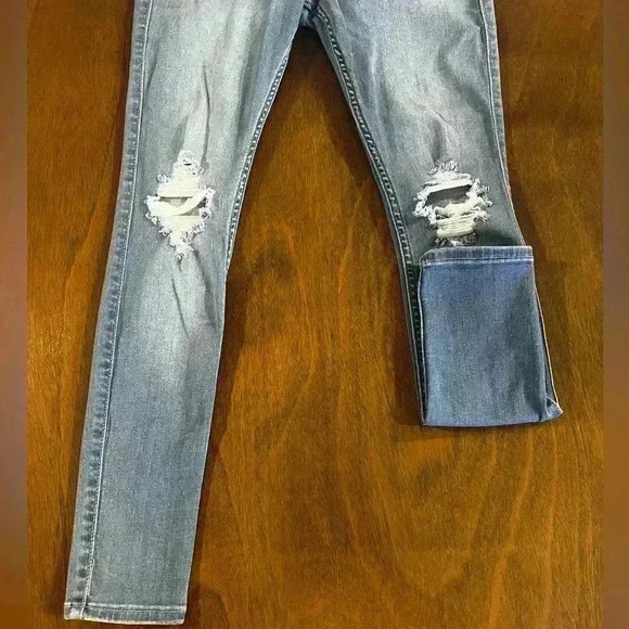 HOLLISTER ― 5 SHORT ― MID-RISE JEAN LEGGING Distressed Light Wash Jeans - Picture 8 of 13